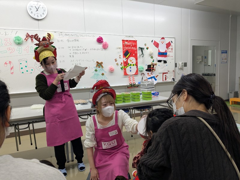 子育てサロン「まなびー」で特別プログラム「親子で楽しむ クリスマス・スイーツタイム！」を開催しました